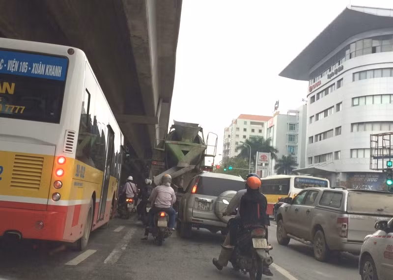 Xe trộn bê tông không những hoạt động trong giờ cấm, mà còn liên tục bấm còi ing ỏi, len lách vào giữa dòng xe máy. Ảnh chụp lúc 14 giờ 15 phút ngày 08/4/2016 trên đầu đường Phạm Hùng - đoạn qua Bến xe Mỹ Đình. Ảnh Trần Nguyễn