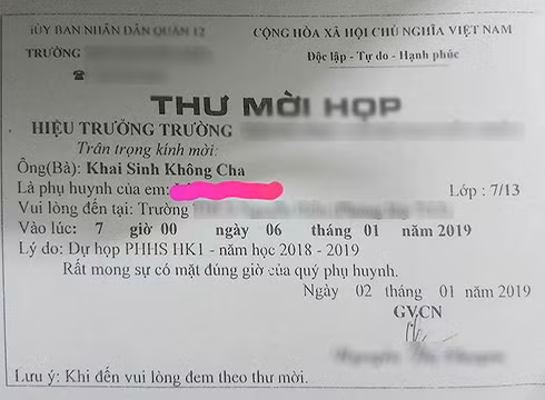 Thư mời họp phụ huynh cuối học kỳ 1, trong phàn kính mời ghi rõ khai sinh không cha (ảnh: CTV)
