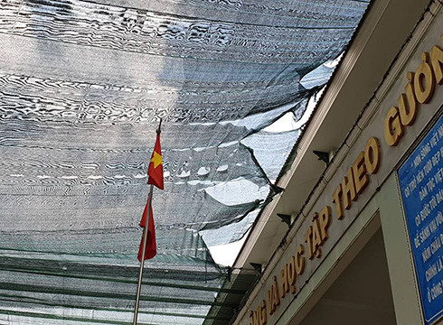 Mái lưới che sân trung tâm Trường trung học phổ thông Bình Hưng Hòa, quận Bình Tân đã bị rách (ảnh: P.L)