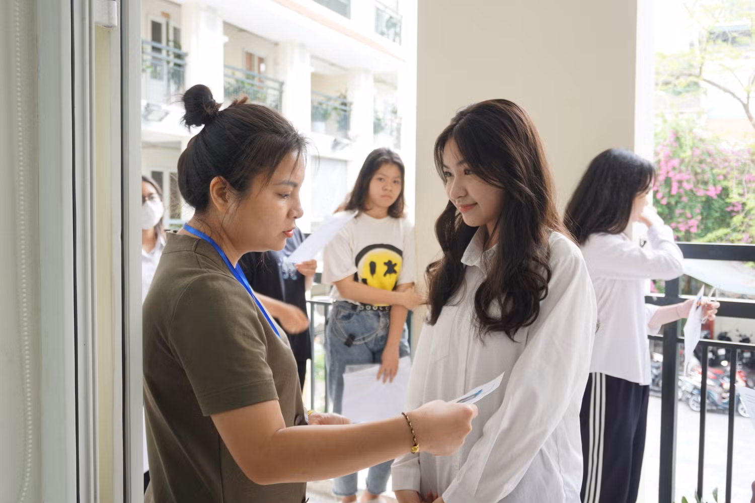 Sáng 10/6, thí sinh Hà Nội bước vào môn thi đầu tiên của kỳ thi tuyển sinh vào lớp 10 công lập. Ảnh: Phạm Minh