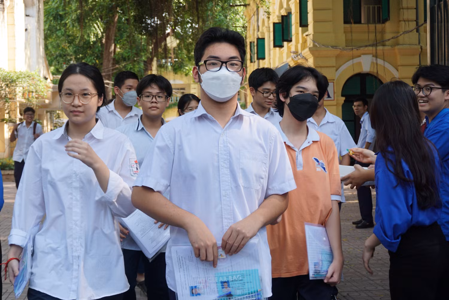 Nhiều thí sinh tự tin sau bài thi môn tiếng Anh. Ảnh: Phạm Minh