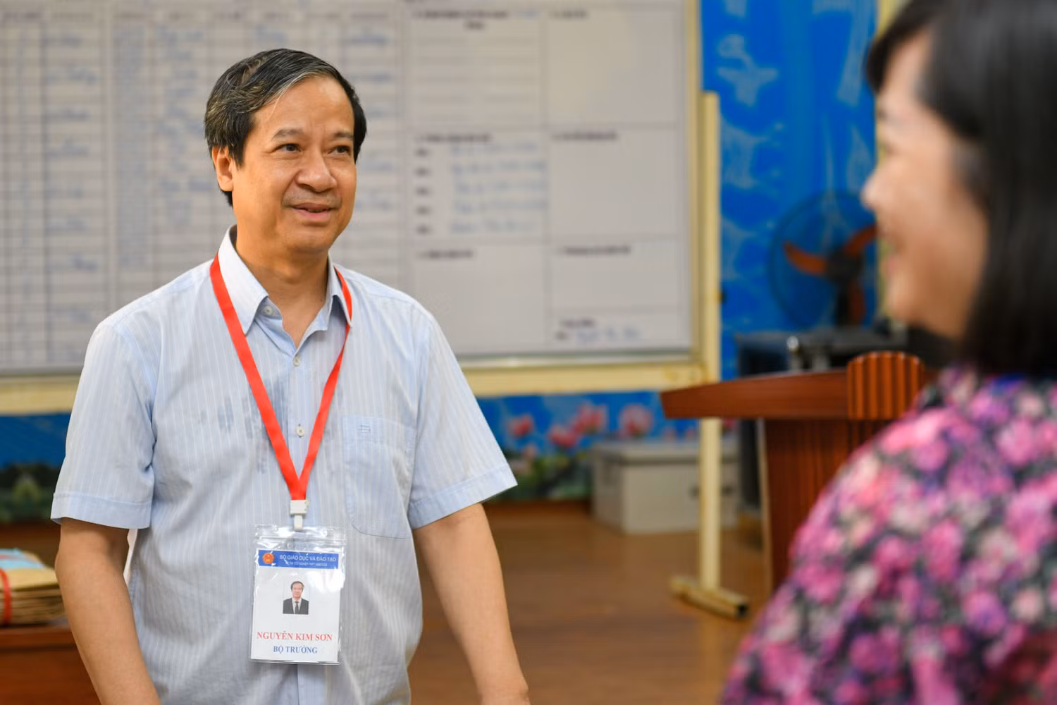 Bộ trưởng trao đổi với các thầy cô giáo làm nhiệm vụ tại điểm thi. Ảnh: Bộ Giáo dục và Đào tạo Bộ trưởng trao đổi với các thầy cô giáo làm nhiệm vụ tại điểm thi. Ảnh: Bộ Giáo dục và Đào tạo