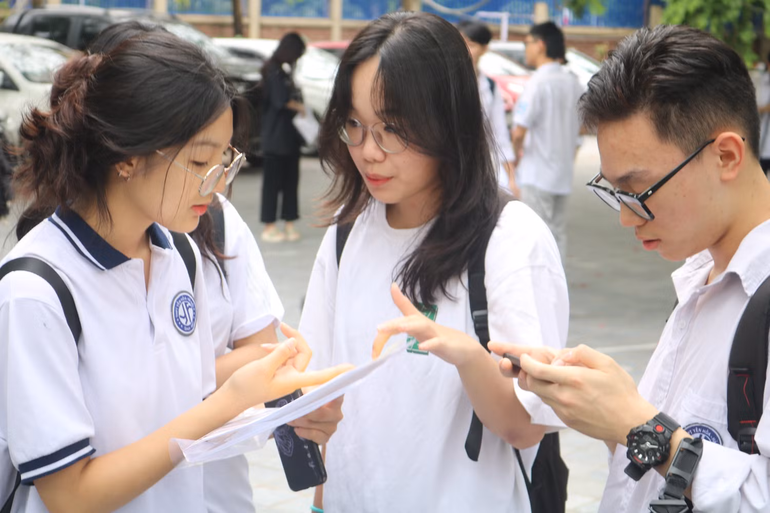 Học sinh trao đổi cùng nhau trước khi vào phòng thi. Ảnh: Doãn Nhàn