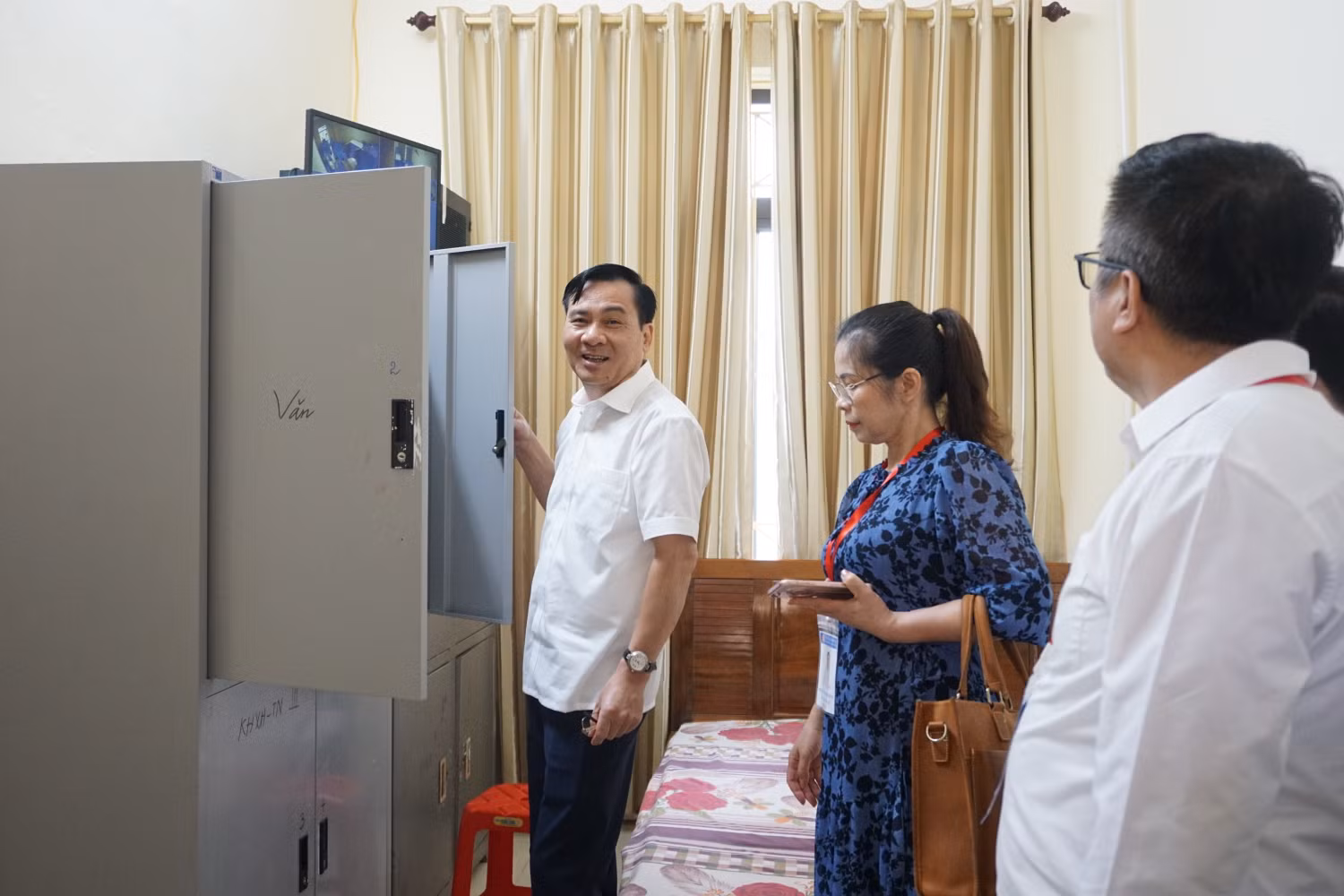 Đoàn công tác của Bộ Giáo dục và Đào tạo do Vụ trưởng Vụ Giáo dục đại học Phạm Như Nghệ làm Phó trưởng đoàn kiểm tra công tác chuẩn bị kỳ thi tốt nghiệp trung học phổ thông tại điểm thi Trường Trung học phổ thông Ngô Quyền. Ảnh: Phạm Minh Đoàn công tác của Bộ Giáo dục và Đào tạo do Vụ trưởng Vụ Giáo dục đại học Phạm Như Nghệ làm Phó trưởng đoàn kiểm tra công tác chuẩn bị kỳ thi tốt nghiệp trung học phổ thông tại điểm thi Trường Trung học phổ thông Ngô Quyền. Ảnh: Phạm Minh