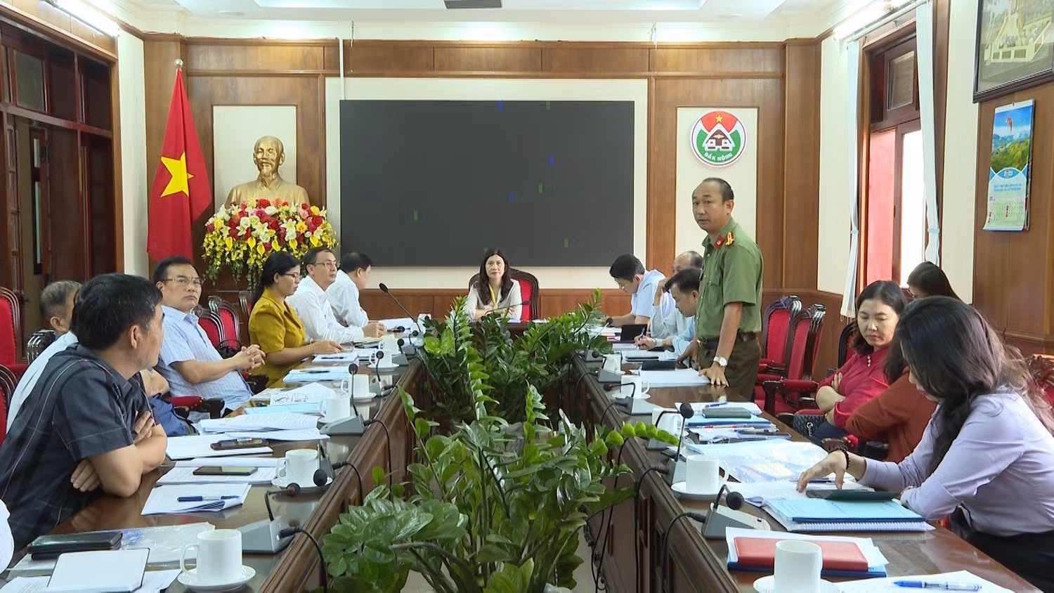 Bà Tôn Thị Ngọc Hạnh, Phó Chủ tịch Ủy ban Nhân dân tỉnh, Trưởng ban chỉ đạo Kỳ thi tốt nghiệp trung học phổ thông tỉnh Đắk Nông năm 2023 chủ trì cuộc họp để đánh giá công tác chuẩn bị kỳ thi. Ảnh: NVCC Bà Tôn Thị Ngọc Hạnh, Phó Chủ tịch Ủy ban Nhân dân tỉnh, Trưởng ban chỉ đạo Kỳ thi tốt nghiệp trung học phổ thông tỉnh Đắk Nông năm 2023 chủ trì cuộc họp để đánh giá công tác chuẩn bị kỳ thi. Ảnh: NVCC