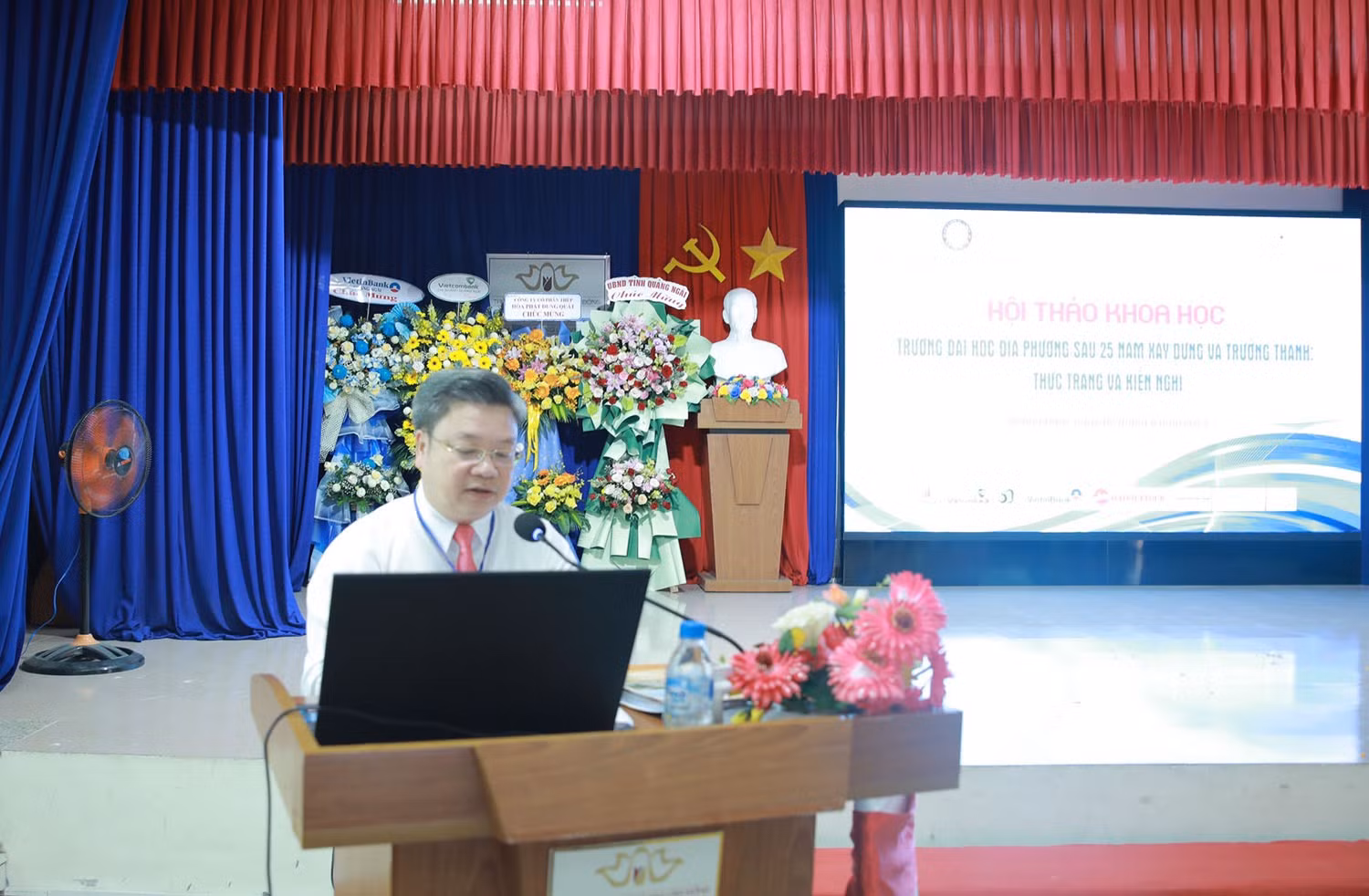 Phó Giáo sư, Tiến sĩ Bùi Văn Dũng phát biểu đề dẫn Hội thảo.