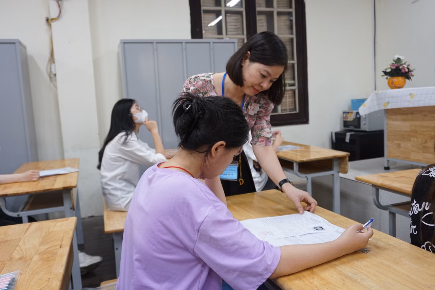 Chiều ngày 27/6, các thí sinh làm thủ tục dự thi tốt nghiệp. Ảnh: Phạm Minh