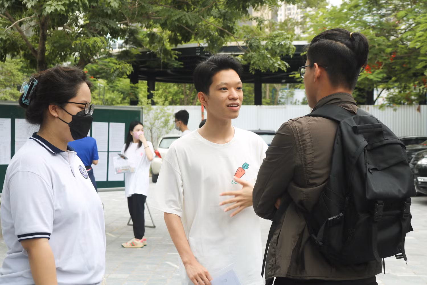 Trước khi bước vào thi, mỗi thí sinh lại mang một tâm trạng khác nhau. Ảnh: Doãn Nhàn