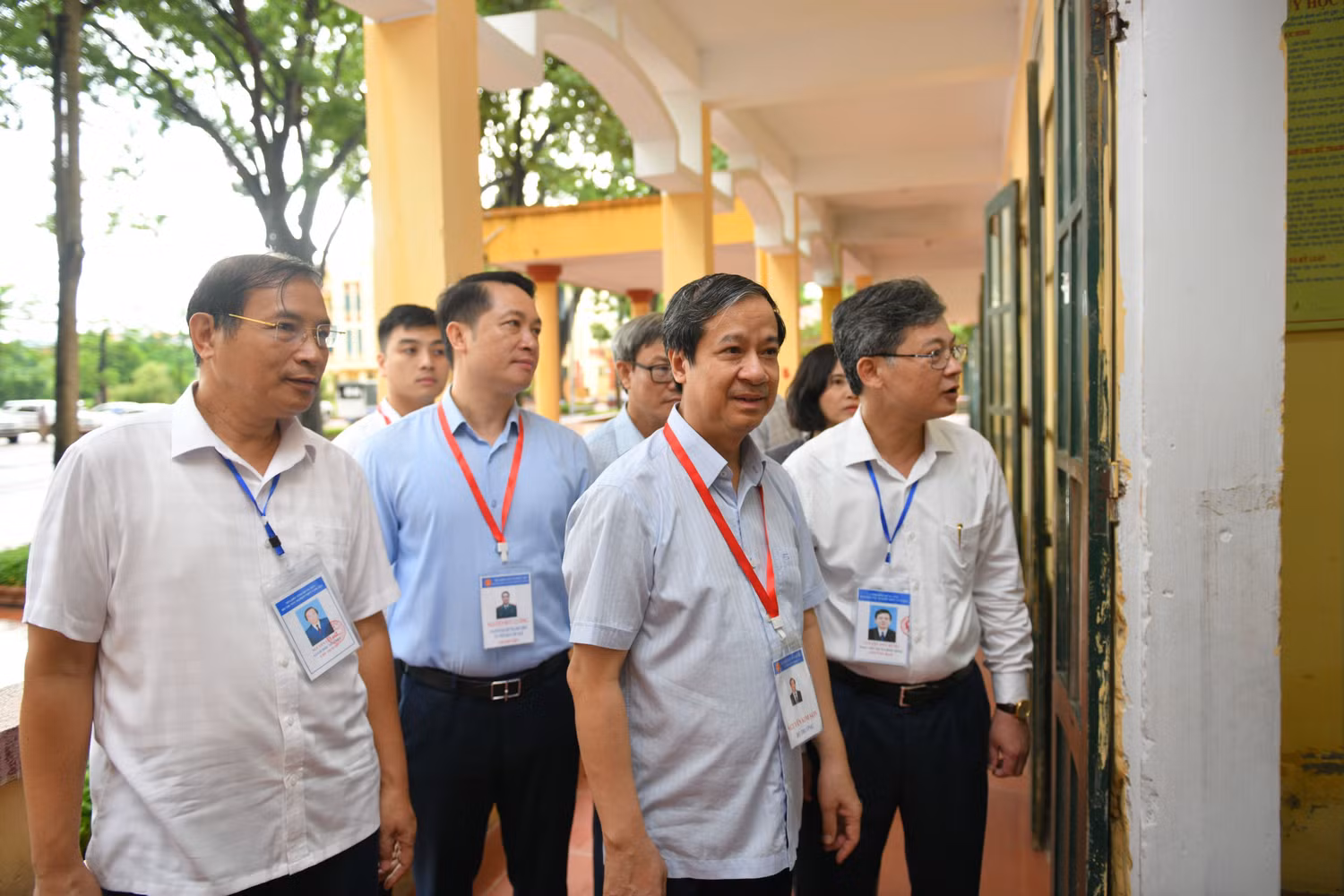 Bộ trưởng Nguyễn Kim Sơn kiểm tra tại Điểm thi Trường Trung học phổ thông Yên Mỹ. Ảnh: Bộ Giáo dục và Đào tạo Bộ trưởng Nguyễn Kim Sơn kiểm tra tại Điểm thi Trường Trung học phổ thông Yên Mỹ. Ảnh: Bộ Giáo dục và Đào tạo