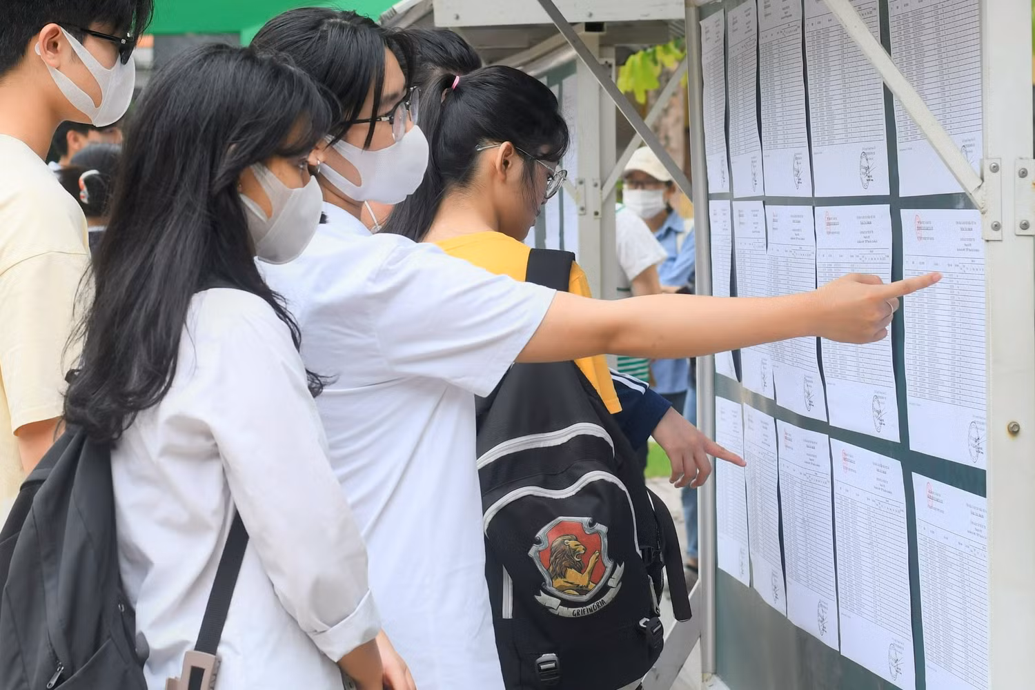 Em Phạm Minh Ngọc cùng em Nguyễn Trà Mi đang theo dõi danh sách phòng thi tại Điểm thi Trường Trung học phổ thông Phan Huy Chú – Đống Đa. (Ảnh: Ngọc Mai).
