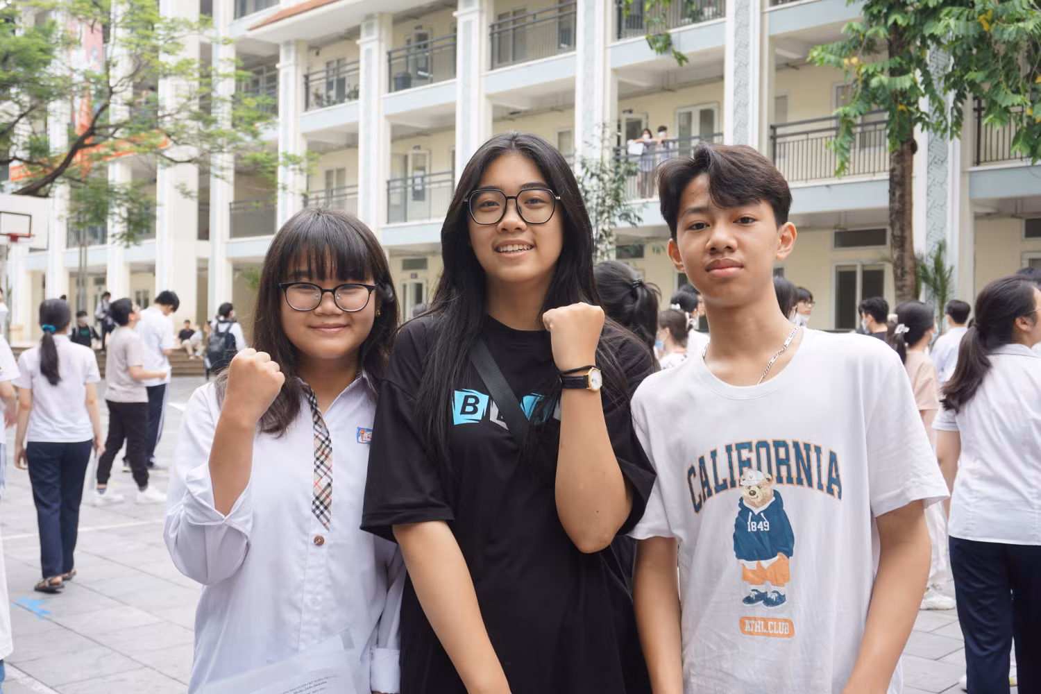 Học sinh Nguyễn Khánh Linh cùng hai người bạn tại điểm thi Trường Trung học cơ sở Nguyễn Du. Ảnh: Phạm Minh