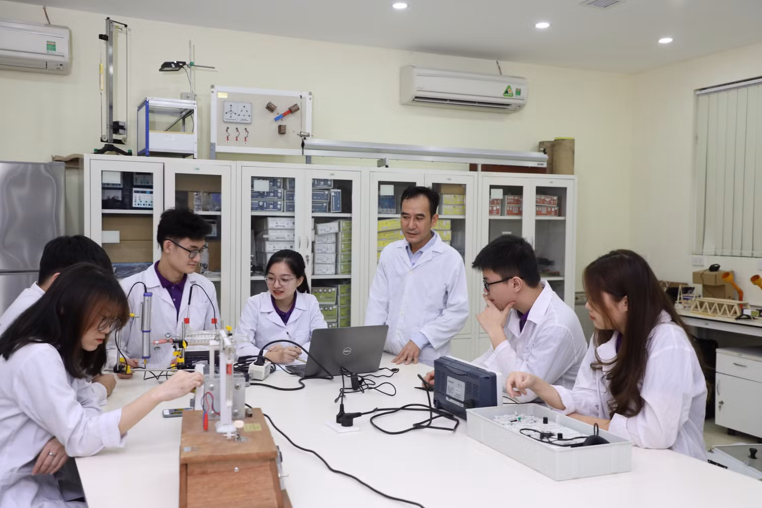 Cần chuẩn bị chu đáo, bài bản về nguồn lực con người để thực hiện công nghiệp hoá - hiện đại hoá đất nước. Ảnh minh hoạ: Trường Đại học Giáo dục - Đại học Quốc gia Hà Nội. Cần chuẩn bị chu đáo, bài bản về nguồn lực con người để thực hiện công nghiệp hoá - hiện đại hoá đất nước. Ảnh minh hoạ: Trường Đại học Giáo dục - Đại học Quốc gia Hà Nội.