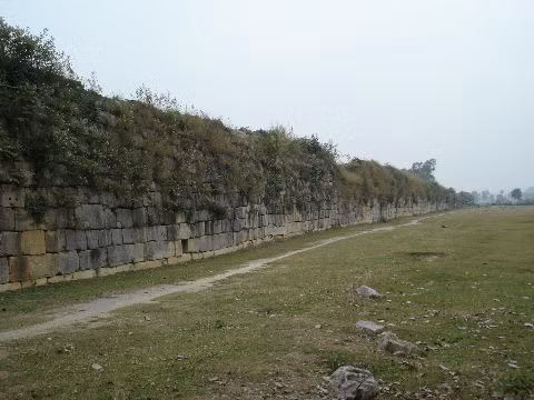 Mặt ngoài của thành nội được ghép bằng đá khối thẳng đứng, kích thước trung bình 2 x 1 x 0,70 m, mặt trong đắp đất. Mặt ngoài của thành nội được ghép bằng đá khối thẳng đứng, kích thước trung bình 2 x 1 x 0,70 m, mặt trong đắp đất.
