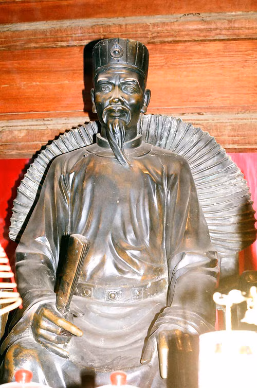 Chu Văn An (1292-1370) sinh năm Nhâm Thìn. Ông là người chính trực, đã từng đỗ Thái học sinh nhưng không ra làm quan mà mở trường dạy học ở làng và có công lớn trong việc truyền bá, giáo dục tư tưởng đạo đức Khổng giáo vào Việt Nam. Chu Văn An (1292-1370) sinh năm Nhâm Thìn. Ông là người chính trực, đã từng đỗ Thái học sinh nhưng không ra làm quan mà mở trường dạy học ở làng và có công lớn trong việc truyền bá, giáo dục tư tưởng đạo đức Khổng giáo vào Việt Nam.