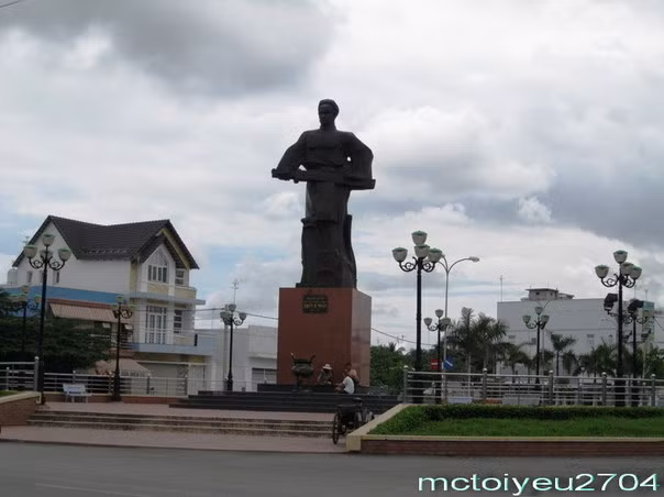 Trương Định (1820-1864) tuổi Canh Thìn, là võ quan nhà Nguyễn, và là thủ lĩnh chống Pháp giai đoạn 1859-1864. Trương Định (1820-1864) tuổi Canh Thìn, là võ quan nhà Nguyễn, và là thủ lĩnh chống Pháp giai đoạn 1859-1864.
