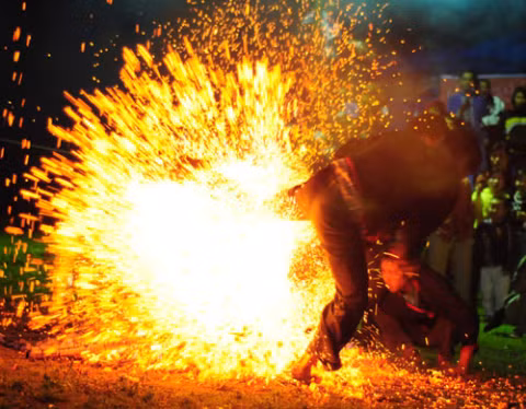 Băng qua ngọn lửa hồng. Băng qua ngọn lửa hồng.