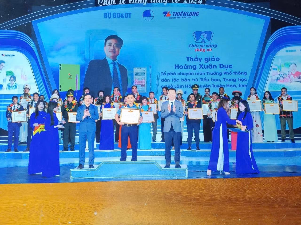 Thầy Hoàng Xuân Dục là một trong 60 nhà giáo tiêu biểu được tuyên dương trong chương trình “Chia sẻ cùng thầy cô” năm 2024. Ảnh: NVCC.