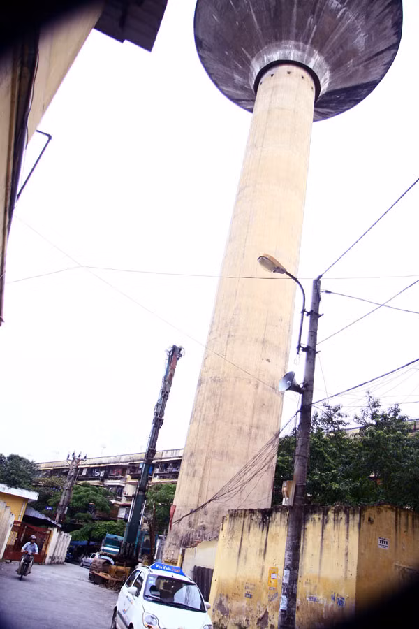 Cao 58,4m, tháp nước Trung Tự (phường Trung Tự, quận Đống Đa, Hà Nội) được xây dựng năm 1976 nhằm cung cấp nước sạch cho người dân phường Trung Tự. Với chiều cao tương đương một tòa nhà 12 tầng, đây là một trong những công trình cao nhất của Hà Nội trong thập kỷ 1970-1980. Tuy nhiên, ngay từ lần thử tải đầu tiên, tháp nước đã bị nghiêng, rung, ngấm nước và phải ngừng hoạt động vĩnh viễn.