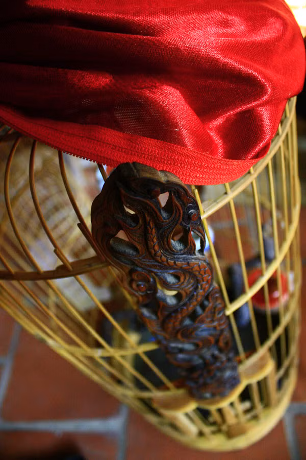 Dạo chơi làng Vác, đến bất kỳ ngôi nhà nào bạn cũng có thể bắt gặp những lồng chim kiểu dáng đa dạng được chạm khắc tinh xảo. Dạo chơi làng Vác, đến bất kỳ ngôi nhà nào bạn cũng có thể bắt gặp những lồng chim kiểu dáng đa dạng được chạm khắc tinh xảo.