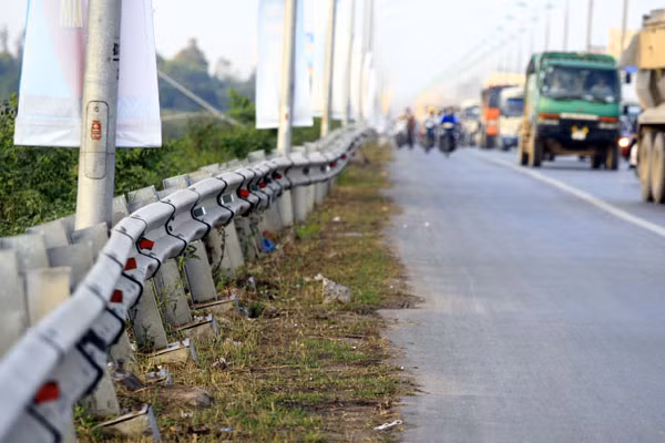 Dải phân cách cũng bị đâm cho cong méo Dải phân cách cũng bị đâm cho cong méo