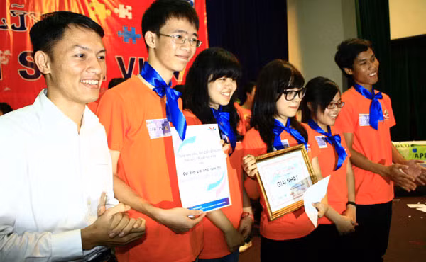 Giải nhất của cuộc thi Bản lĩnh tân sinh viên 2011 đã thuộc về đội YECer – ĐH Kinh tế Giải nhất của cuộc thi Bản lĩnh tân sinh viên 2011 đã thuộc về đội YECer – ĐH Kinh tế
