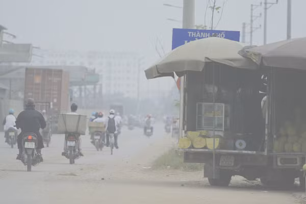 Khói bụi mù mịt là chuyện thường ngày phải chịu trận với những người đi qua tuyến đường Mai Dịch - Linh Đàm và ngược lại.