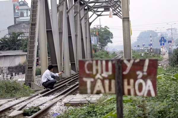 Biển cấm không ngăn được người dân đùa giỡn với "tử thần"