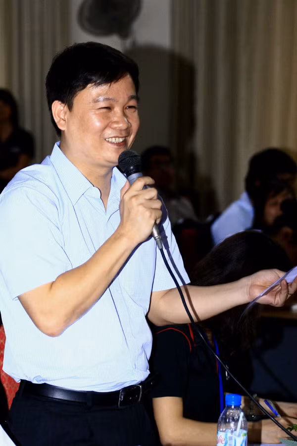 Ông Nguyễn Tiến Bình thay mặt Ban giám khảo đọc câu hỏi cho các đội thi Ông Nguyễn Tiến Bình thay mặt Ban giám khảo đọc câu hỏi cho các đội thi