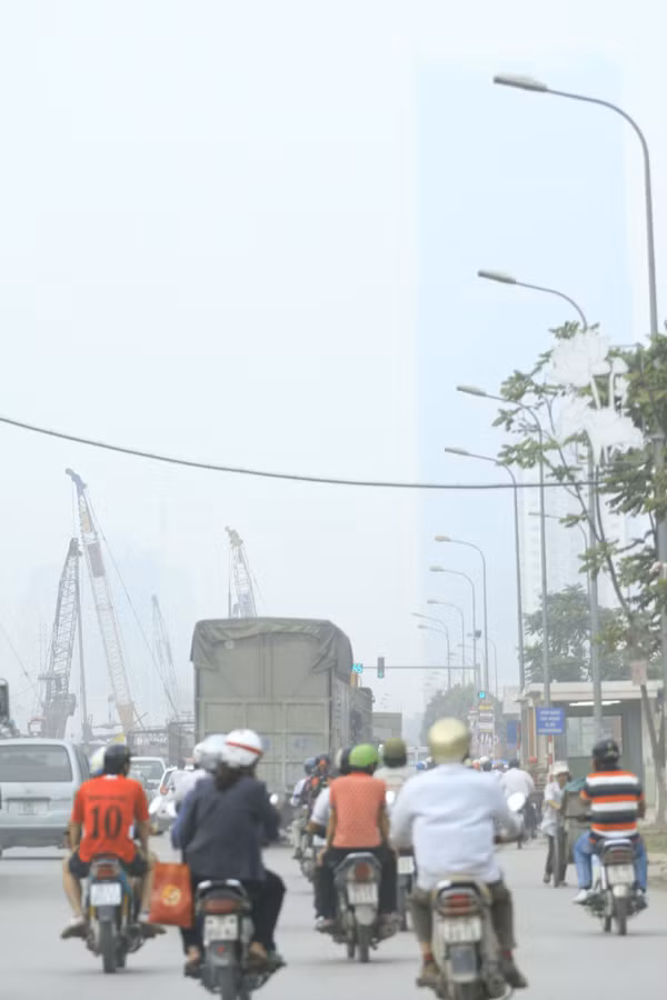 Những tòa nhà cao phía xa chìm trong "màn sương" khói bụi dày đặc