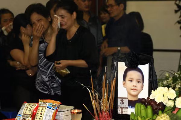 Trong nhà tang lễ, hương nghi ngút cùng những vòng hoa trắng, những di ảnh và 2 chiếc quan tài làm người đến viếng không cầm nổi nước mắt.