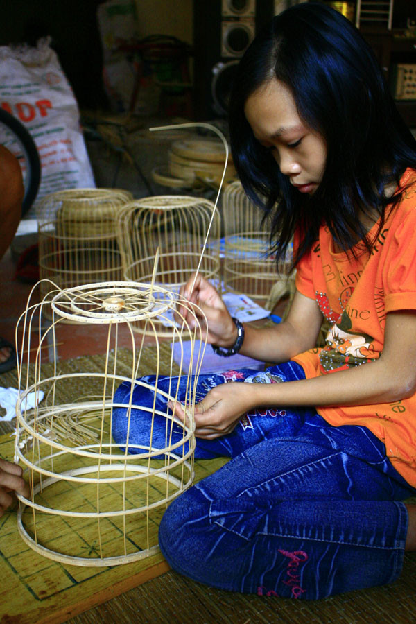 Những "nghệ nhân" tuổi teen này cặm cụi làm việc rất chăm chỉ