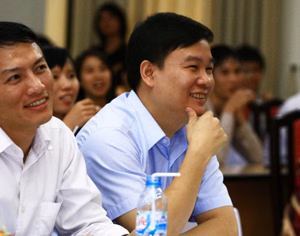 Ông Nguyễn Tiến Bình, Tổng biên tập báo Giaoduc.net.vn, một trong những thành viên của Ban giám khảo chăm chú theo dõi các thí sinh thể hiện tài năng của mình Ông Nguyễn Tiến Bình, Tổng biên tập báo Giaoduc.net.vn, một trong những thành viên của Ban giám khảo chăm chú theo dõi các thí sinh thể hiện tài năng của mình
