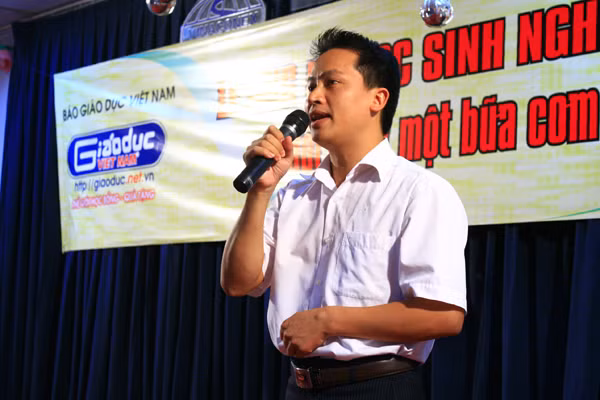 Ông Bùi Ngọc Cải, Phó Tổng biên tập báo Giáo dục Việt Nam, chia sẻ về tình hình của các em học sinh Kim Bon đang rất khó khăn