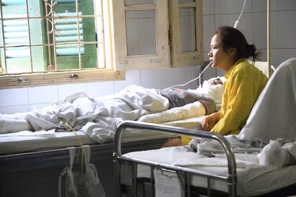 Người thân của vợ chồng anh Trần Nhật Minh chưa dám báo tin dữ cho anh về hai cháu nhỏ Người thân của vợ chồng anh Trần Nhật Minh chưa dám báo tin dữ cho anh về hai cháu nhỏ