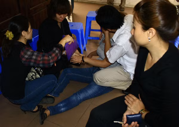 Chị đã khóc quá nhiều đến mức không còn trụ được đến lúc đưa quan tài hai cháu về Văn Điển mai táng