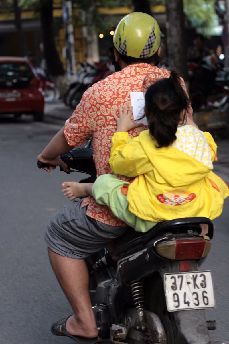 Không hiểu bố cháu bé này có biết con gái mình đang ngồi vắt vẻo quá nguy hiểm không?