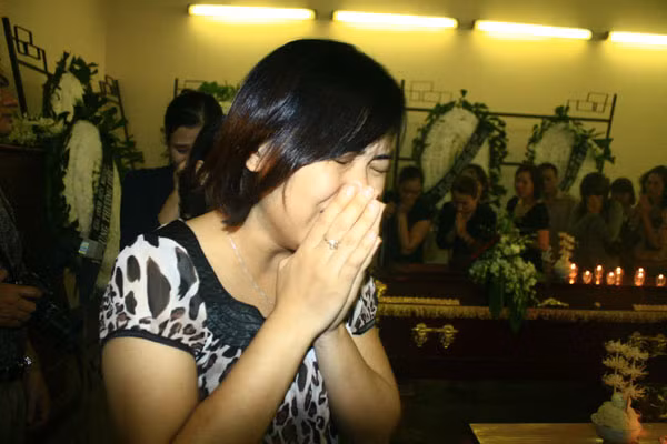 Tiếng người thân khóc càng làm đắng lòng người đến dự: “Ôi hai cháu ơi, sao các cháu lại bỏ bà, bỏ bố mẹ các cháu mà đi…”.
