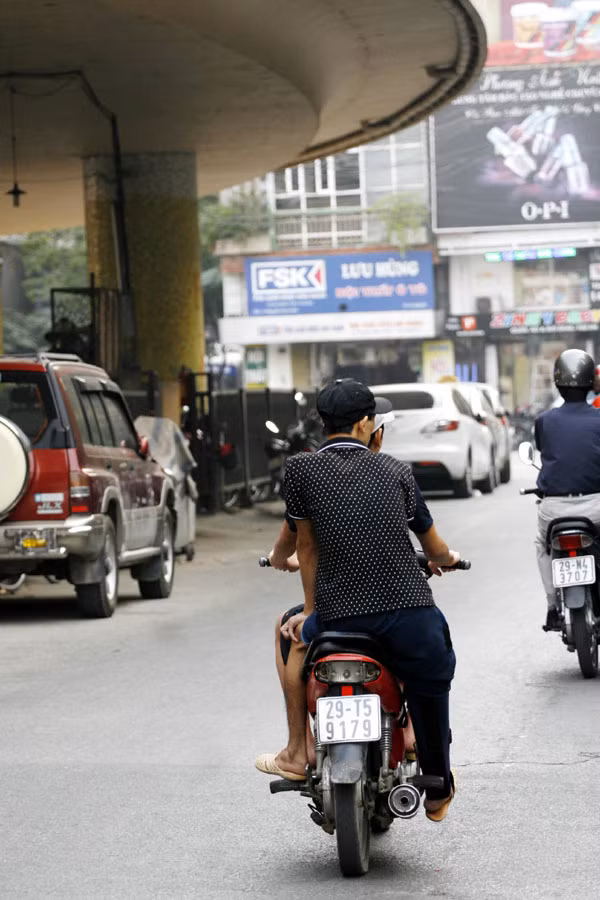 Chân thò, chân thụt