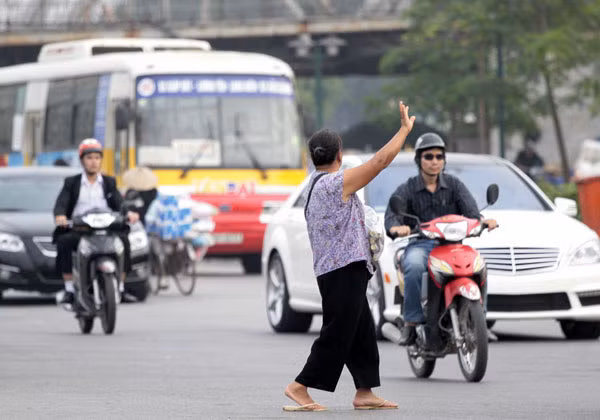 Đoạn từ con đường gốm sức sang bến xe bus Long Biên có nhiều điểm sang đường khá xa nên những người cao tuổi đành phải băng ngang qua dòng người như thế này