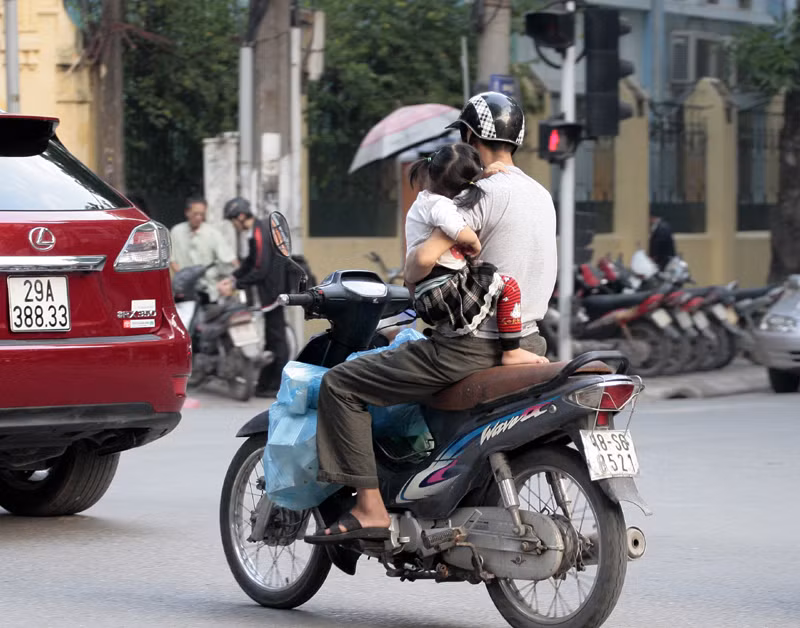 Thử tưởng tượng khi có tình huống xấu xảy ra, xe va chạm với xe khác thì người lớn cũng còn bị té ngã ra đường thì cháu bé này sẽ ra sao?