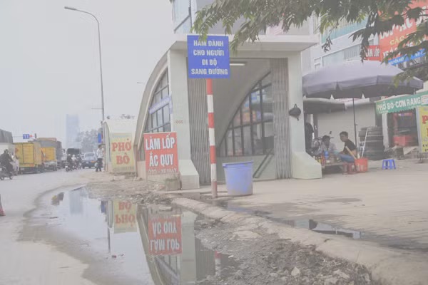 Hàng quán ven đường phải lánh vào bên trong để tránh bụi