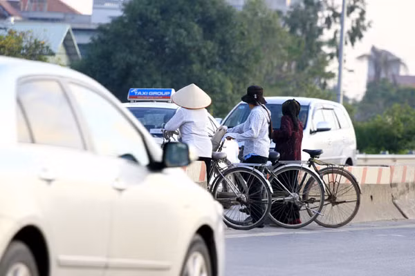 Chỉ cần nhanh hơn một phút nhưng biết bao hiểm nguy rình rập tính mạng của những người sang đường bằng cách sang đường như thế này Chỉ cần nhanh hơn một phút nhưng biết bao hiểm nguy rình rập tính mạng của những người sang đường bằng cách sang đường như thế này
