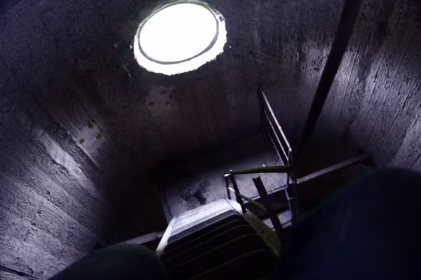Lối đi chênh vênh chỉ cần sơ sảy là có thể nguy hiểm đến tính mạng.