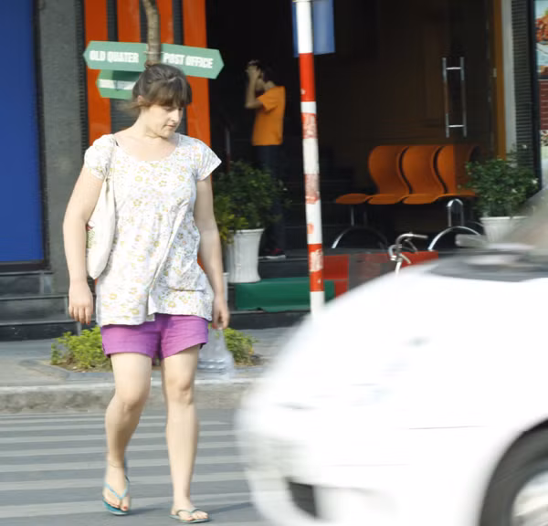 Một khách du lịch suýt bị xe ô tô tông dù đang đi ở phần đường dành cho người đi bộ