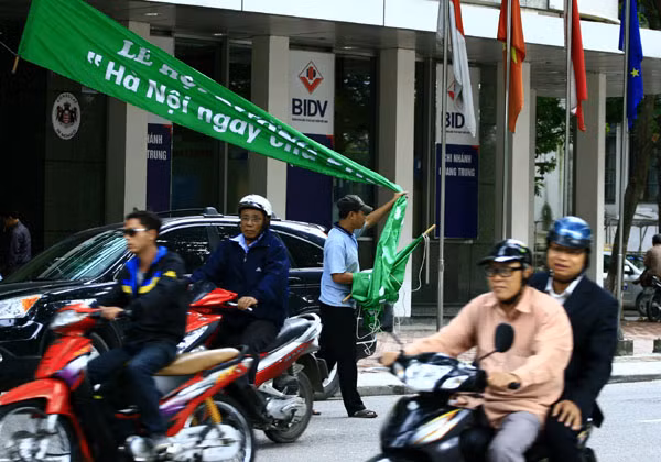 Rác cũ chưa dẹp, rác mới lại đè lên Rác cũ chưa dẹp, rác mới lại đè lên