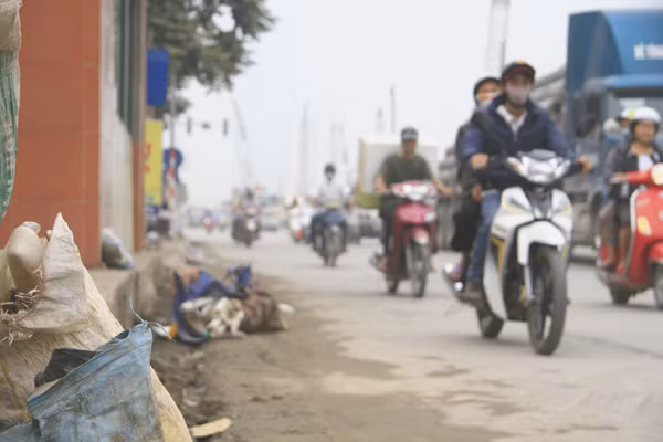 Không chỉ thế, trên tuyến đường này nhiều đoạn còn là nơi tập kết của rác thải do các hộ dân ven đường vứt ra