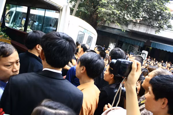 Có rất nhiều người đến dự đám tang của 2 cháu. Không phải họ hàng, không phải người thân. Chỉ là người dân của khu phố và những người biết tin qua báo chí muốn đến để chia sẻ, để đưa tiễn 2 cháu, để sẻ chia với gia đình nỗi đau thương quá lớn lao và đột ngột.