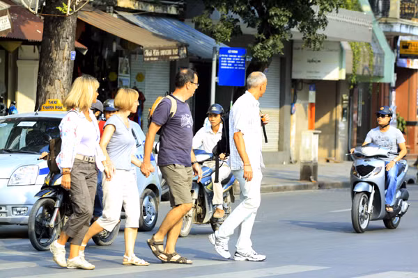 Người đi bộ cứ đi còn người điều khiển phương tiện cơ giới cứ... làm ngơ