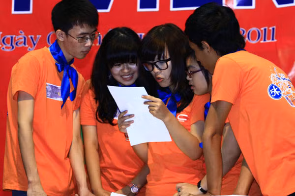 Sau những thử thách hết sức thú vị ở các vòng thi trước, CLB AC đã chọn ra 5 đội chơi xuất sắc cùng nhau tranh tài trong vòng Chung kết gồm: Blue Apple - ĐH Ngoại ngữ (ĐH Quốc Gia), Trà đá sinh viên – ĐH Kinh tế quốc dân, N3BA – Học viện Ngân hàng. I’m me – ĐH Ngoại ngữ (ĐH Quốc gia), YECer – ĐH Kinh tế. Sau những thử thách hết sức thú vị ở các vòng thi trước, CLB AC đã chọn ra 5 đội chơi xuất sắc cùng nhau tranh tài trong vòng Chung kết gồm: Blue Apple - ĐH Ngoại ngữ (ĐH Quốc Gia), Trà đá sinh viên – ĐH Kinh tế quốc dân, N3BA – Học viện Ngân hàng. I’m me – ĐH Ngoại ngữ (ĐH Quốc gia), YECer – ĐH Kinh tế.