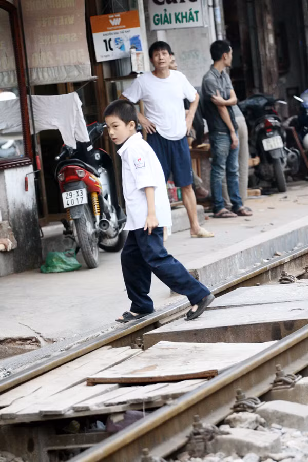 Trẻ em tung tăng trên đường sắt mà không hề được người lớn nhắc nhở